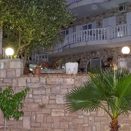 Pensjonat Butrinti Apartments *