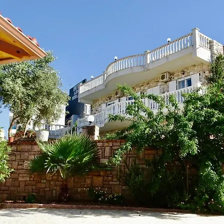 Butrinti Apartments クサミル